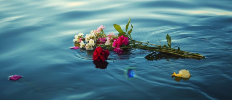 Gelassenes Begräbnis auf See: Natürliche Schönheit der auf dem Wasser schwimmenden Blumen für einen friedlichen Abschied